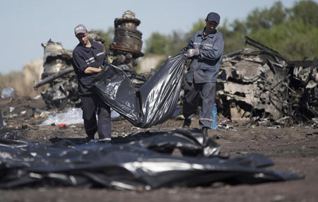 Vận chuyển thi thể nạn nhân MH17 tại hiện trường Grabove, vùng Donetsk, miền Đông Ukraine.